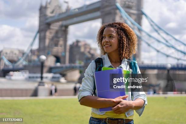 ロンドンに留学中のイギリス人学生の肖像 - 交換留学生 ストックフォトと画像