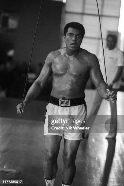 Muhammad Ali Ropes 868 Muhammad Ali 1975 Photos & High Res Pictures - Getty Images