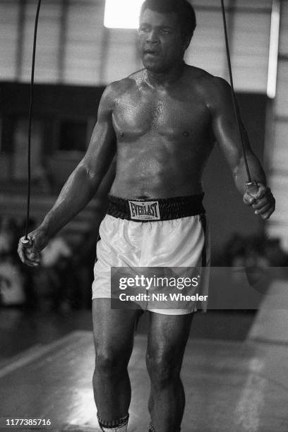 Muhammad Ali Ropes 829 Muhammad Ali 1975 Photos & High Res Pictures - Getty Images