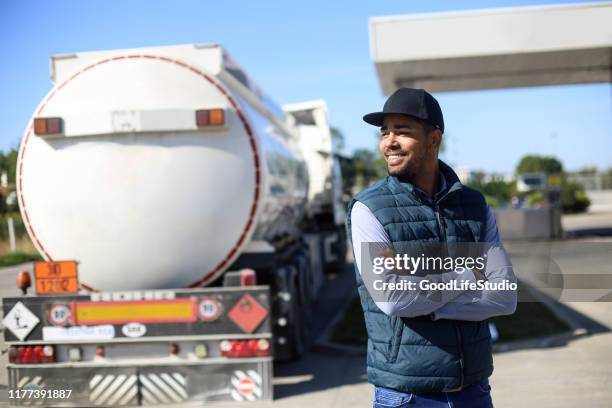 conducteur de camion-citerne de carburant - réservoir de stockage photos et images de collection