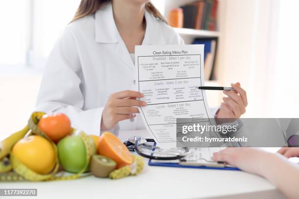 voedingsdeskundige met voedingsplan - nutritionist stockfoto's en -beelden