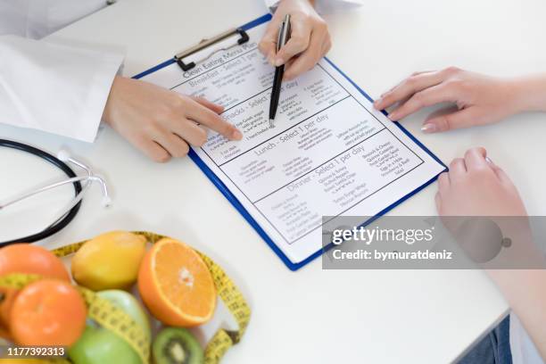 ernährung und patient diskutieren ernährungsplan - ernährungsberatung stock-fotos und bilder