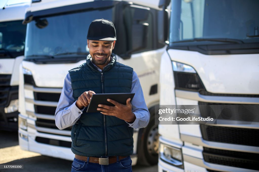 Conductor de camión usando una tableta