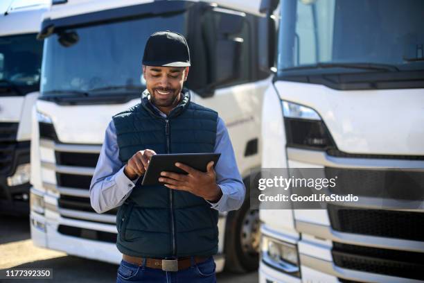 vrachtwagenchauffeur met behulp van een tablet - driver occupation stockfoto's en -beelden