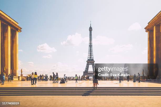 tourists on trocadero square and the eiffel tower - quartier du trocadéro stock pictures, royalty-free photos & images