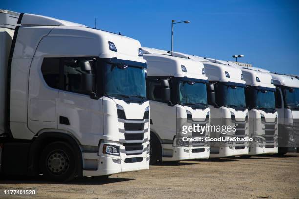 vrachtwagens op een parkeren - fleet stockfoto's en -beelden