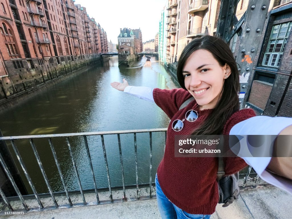 Frau macht Selfie in Hamburger Altstadt