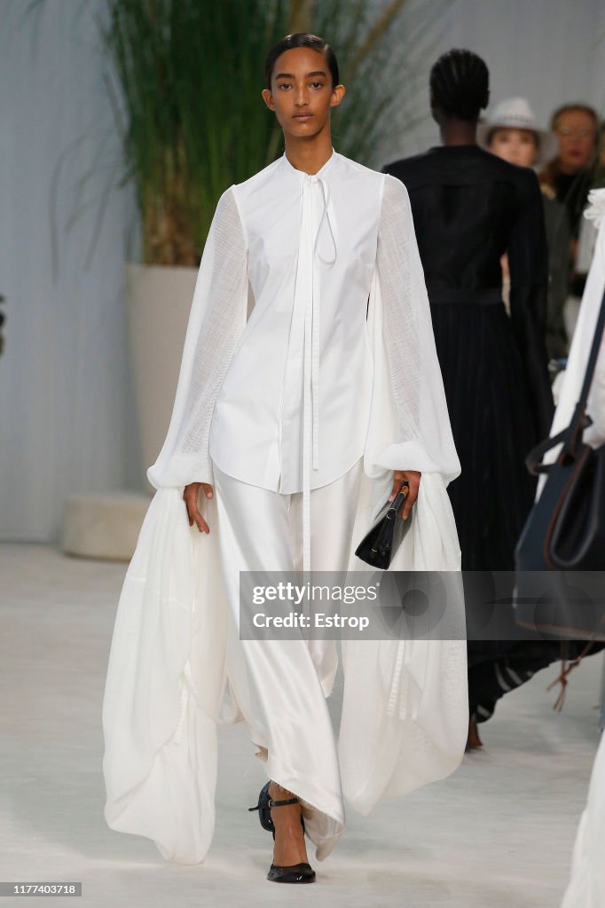 Loewe : Runway - Paris Fashion Week - Womenswear Spring Summer 2020