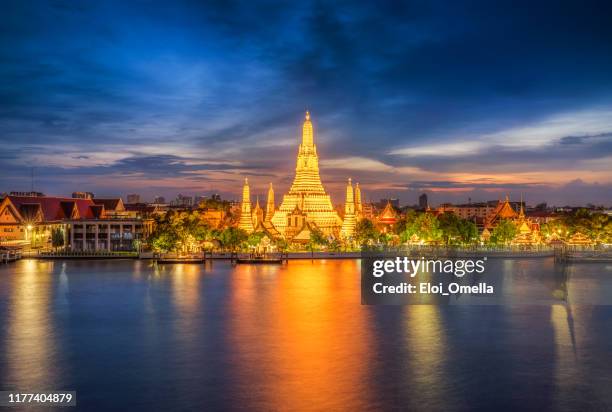 zonsondergang skyline van de stad in de wat arun-tempel en de chao phraya-rivier, bangkok. thailand - bangkok stockfoto's en -beelden