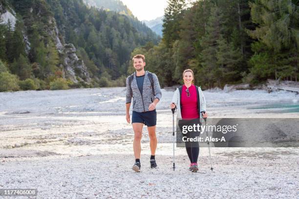 junges paar wandern in den bergen - sandales stock-fotos und bilder