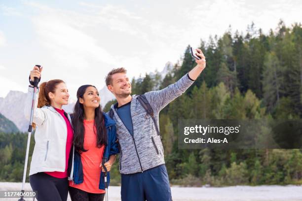 glückliche junge wanderer machen selfie in den bergen - sandales stock-fotos und bilder