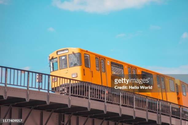 overground subway train on a blue sky background - treincoupé stockfoto's en -beelden