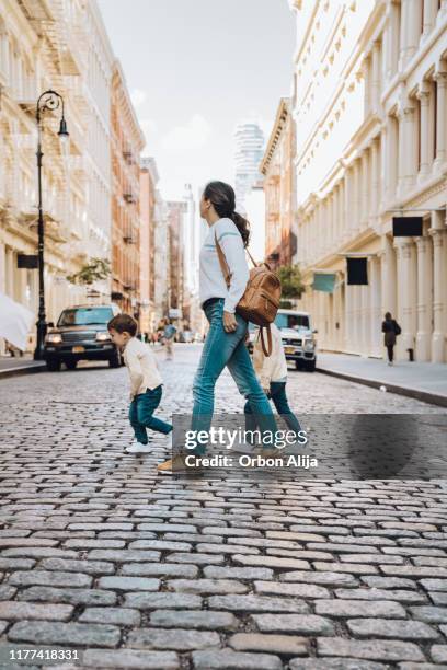 familie reizen in new york soho - shoppers in soho ahead of consumer comfort figures stockfoto's en -beelden