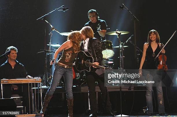 Jennifer Nettles of Sugarland and Jon Bon Jovi of Bon Jovi perform "Who Says You Can't Go Home"