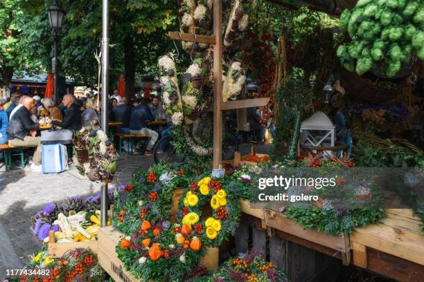 colorato mercato fiorista stallo con accordi autunnali - biergarten münchen foto e immagini stock