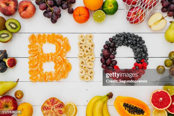 bio lettering on fruit table - bio banane stock-fotos und bilder