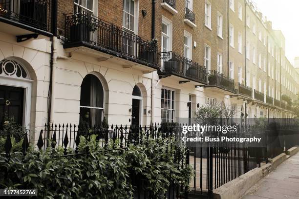 front entrances of elegant row houses in london - regencystijl stockfoto's en -beelden