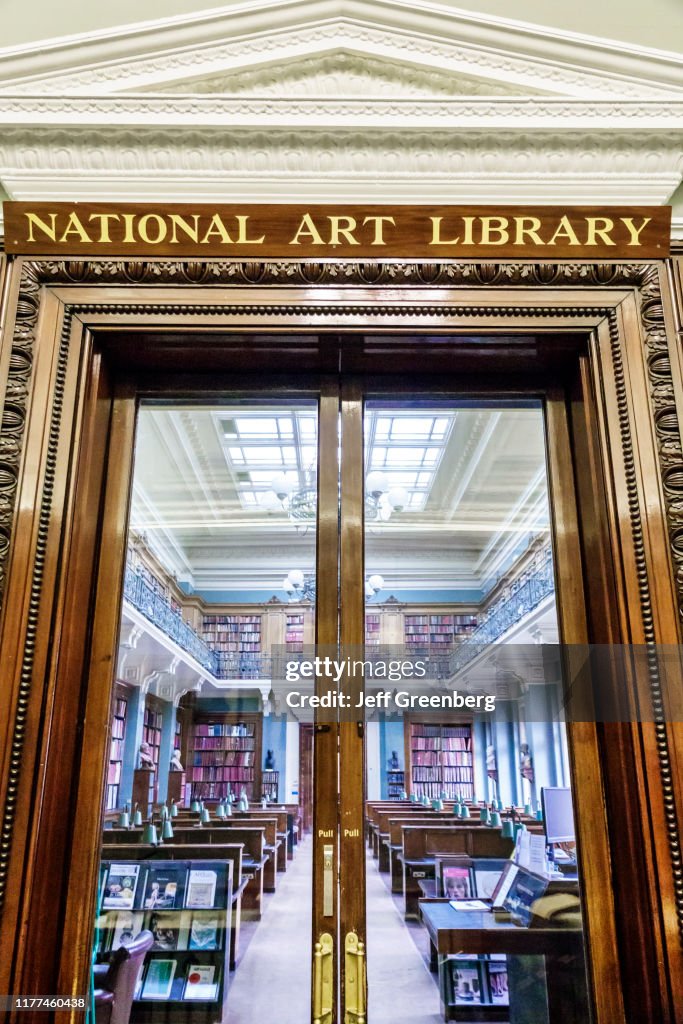 London, Victoria and & Albert Museum, National Art Library entrance