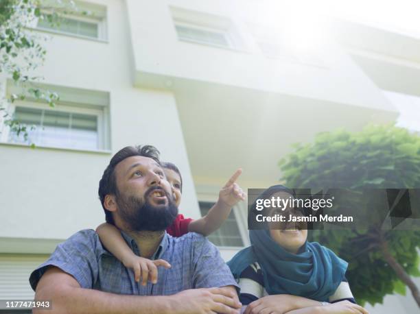 muslim family in front of modern house - arab villa stockfoto's en -beelden