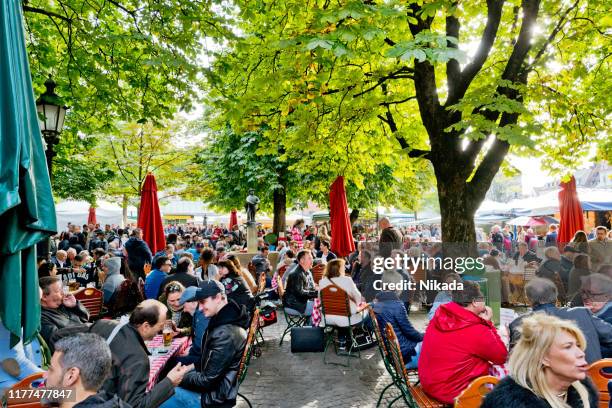 sunny beer garden in munich, bavaria, germany - biergarten münchen stock pictures, royalty-free photos & images