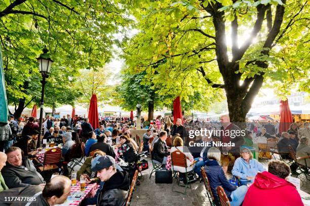 sunny beer garden in munich, bavaria, germany - biergarten münchen stock pictures, royalty-free photos & images