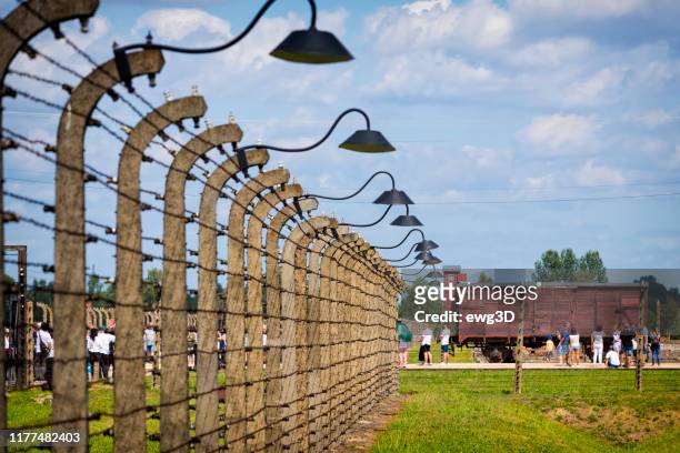 concentratiekamp auschwitz-birkenau in oswiecim, polen - auschwitz stockfoto's en -beelden