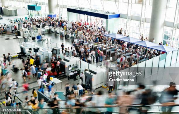 folla di persone nella hall della stazione ferroviaria - aeroporto foto e immagini stock