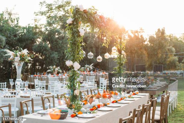 tabel instelling voor een evenement feest of huwelijksreceptie - trouwerij stockfoto's en -beelden