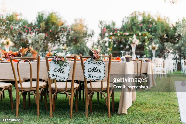 braut und bräutigam stuhl bei hochzeitsempfang - wedding reception stock-fotos und bilder