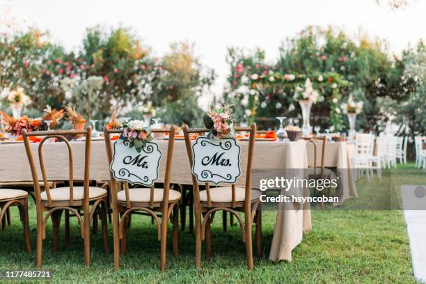 silla de novia y novio en la recepción de la boda - banquete de boda fotografías e imágenes de stock