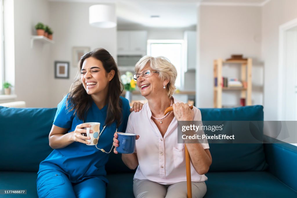 Hon har ett bra sätt med sina patiends