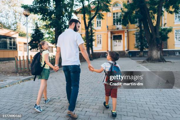 single parent family - leaving school imagens e fotografias de stock