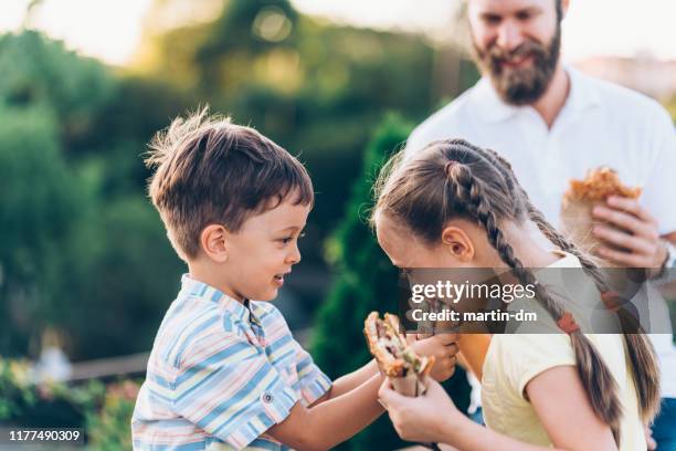 alleinerziehende - eating sandwich stock-fotos und bilder