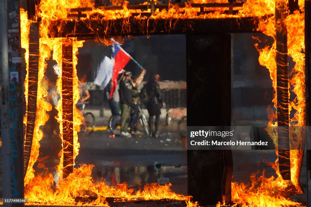 Protests Continue In Chile After President Piñera Declared State of Emergency And Suspended Subway Fare Hike