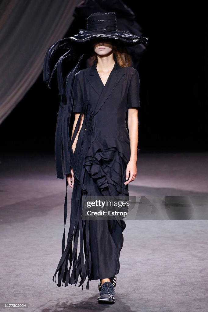 Yohji Yamamoto : Runway - Paris Fashion Week - Womenswear Spring Summer 2020