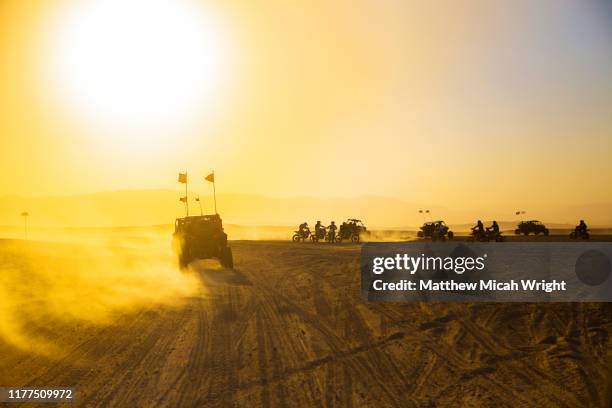 atv off road vehicles race through the desert. - atv trail stockfoto's en -beelden