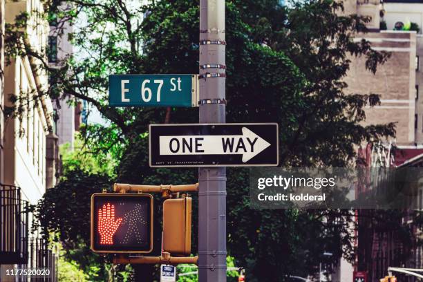 east 67street sign in midtown manhattan - panneau sens unique photos et images de collection