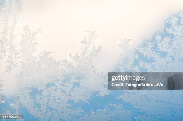 icy window - frost photos et images de collection