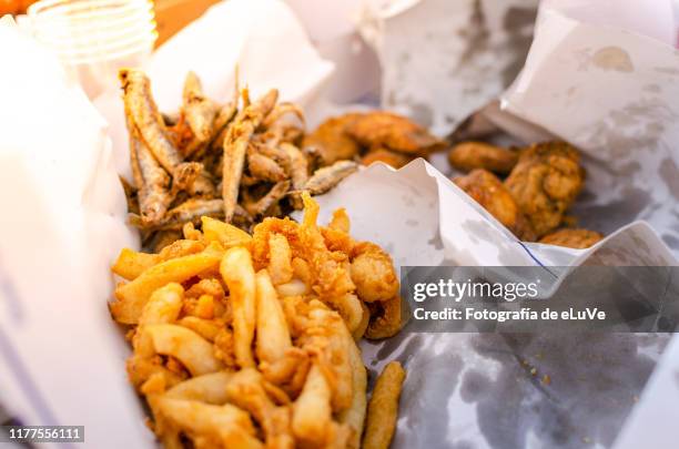 baskets of fresh fried fish - gefrituurd stockfoto's en -beelden