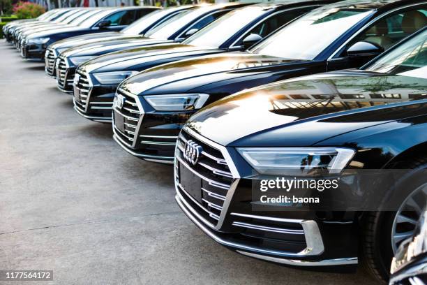 nieuwe audi a8 op de parking - luxeauto stockfoto's en -beelden