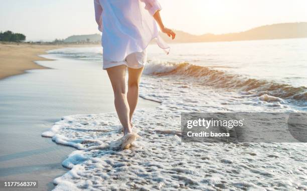 jambe de femme marchant sur la plage - rive photos et images de collection