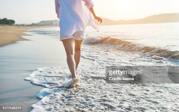 gamba donna che cammina sulla spiaggia - sezione inferiore foto e immagini stock