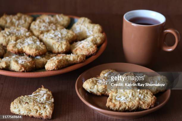 coconut love cookies - gluten free! - coconut biscuits stockfoto's en -beelden