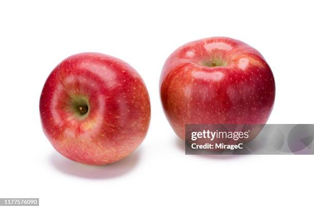 red apple isolated on white background - apfel freisteller stock-fotos und bilder