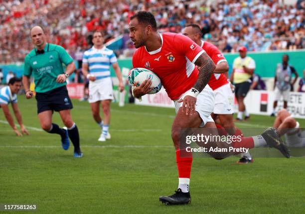Telusa Veainu of Tonga runs with the ball to score his side's first try during the Rugby World Cup 2019 Group C game between Argentina and Tonga at...