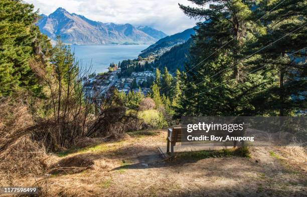 the public chair on queenstown hill the small hill in queenstown, new zealand. - queenstown new zealand foto e immagini stock