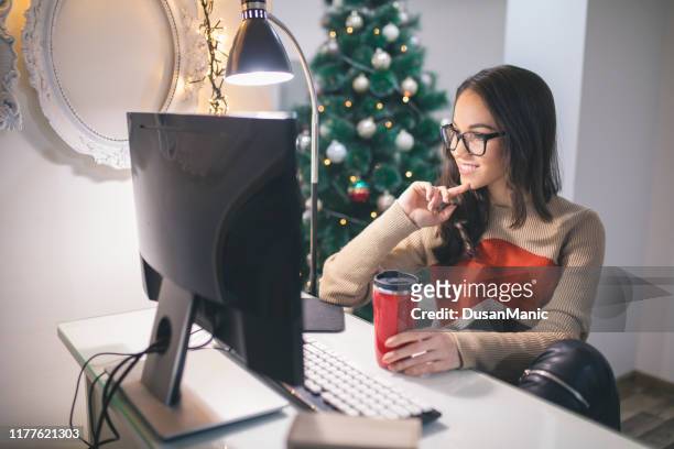 geschäftsfrau-freiberufler, die arbeit am computer zu weihnachten - büro bäume nacht stock-fotos und bilder