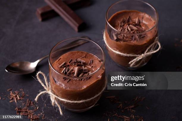 dark chocolate mousse - chocolate pudding foto e immagini stock