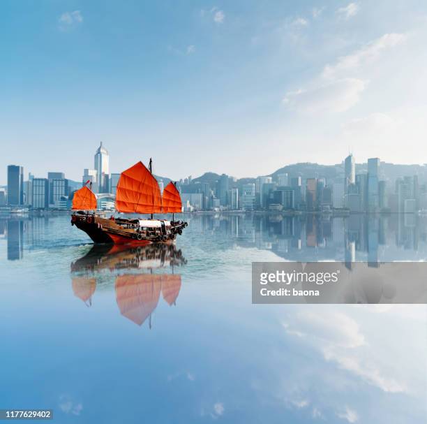 junk-boot überquert hong kong hafen - victoria harbour hong kong stock-fotos und bilder