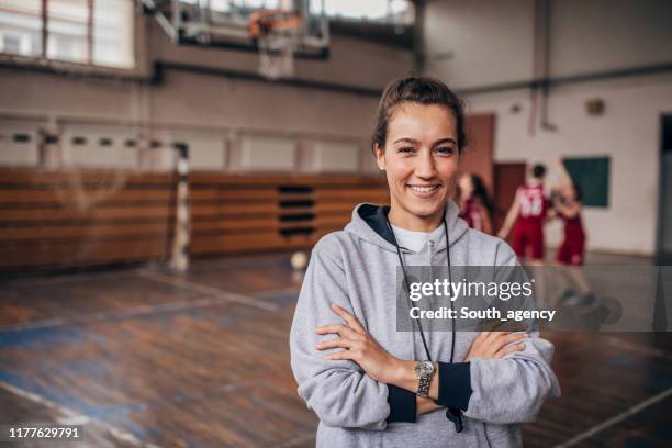 lady basketball coach on court - basketball team stock pictures, royalty-free photos & images